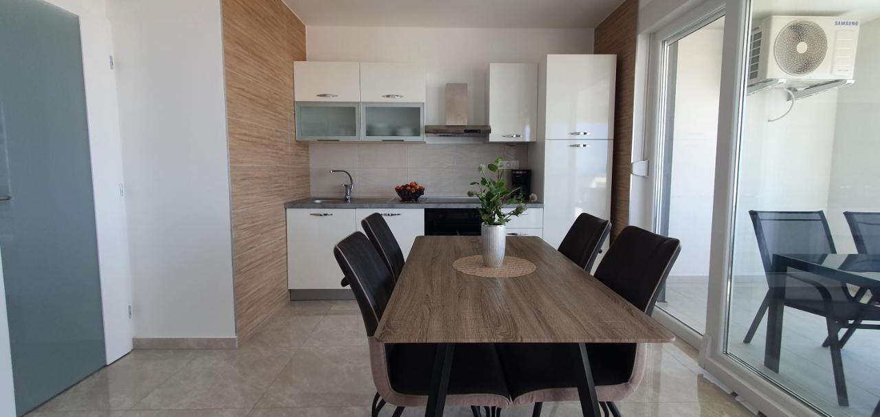Seahorse Luxury Apartment With Pool And Sea View ノヴァリャ エクステリア 写真